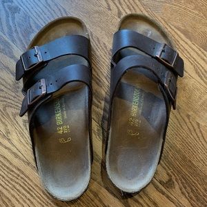 Arizona Birkenstock’s size 42 dark brown!